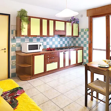 Villaggio Olimpia-perseo, With A Large Wooded Park, 3 Swimming Pools, Tennis Courts And A Bar דירה ביביונה