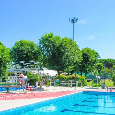 Villaggio Olimpia-perseo, With A Large Wooded Park, 3 Swimming Pools, Tennis Courts And A Bar דירה *