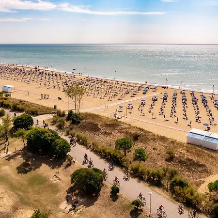 Villaggio Olimpia-perseo, With A Large Wooded Park, 3 Swimming Pools, Tennis Courts And A Bar ביביונה