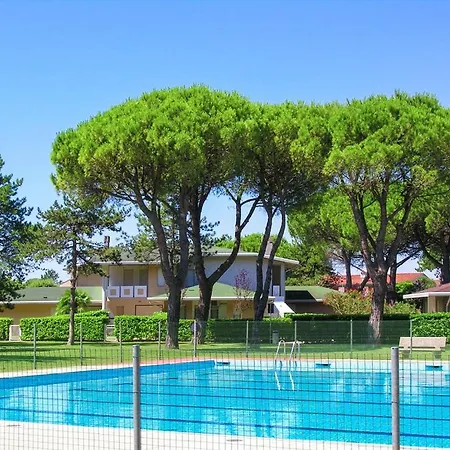 Villaggio Olimpia-perseo, With A Large Wooded Park, 3 Swimming Pools, Tennis Courts And A Bar דירה *
